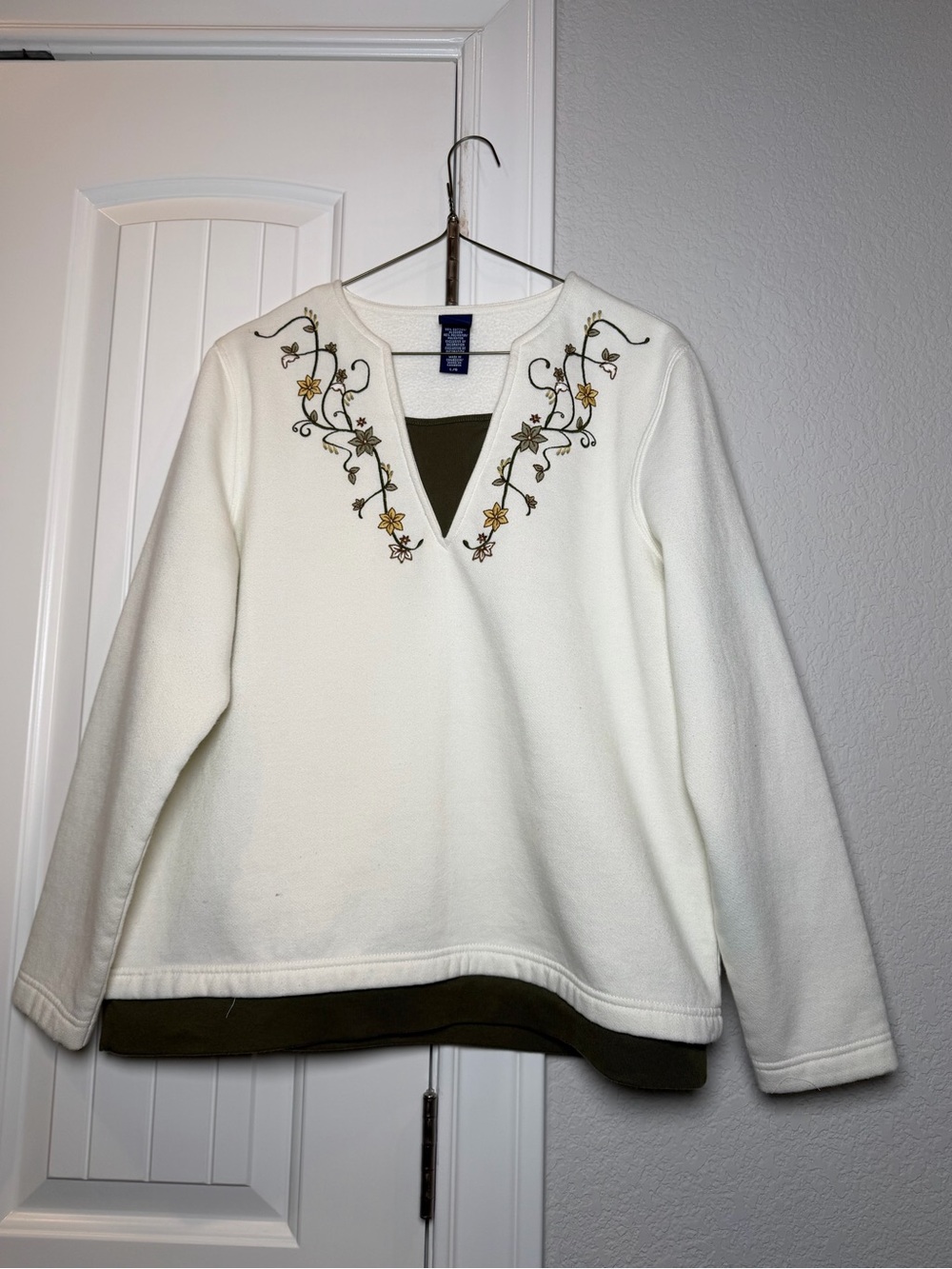 Basic Editions Cream V-Neck Sweater with Olive Trim and Floral Embroidery
